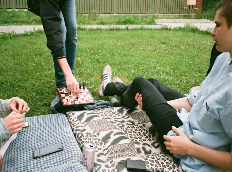 Who Can Play Zhimbom Game